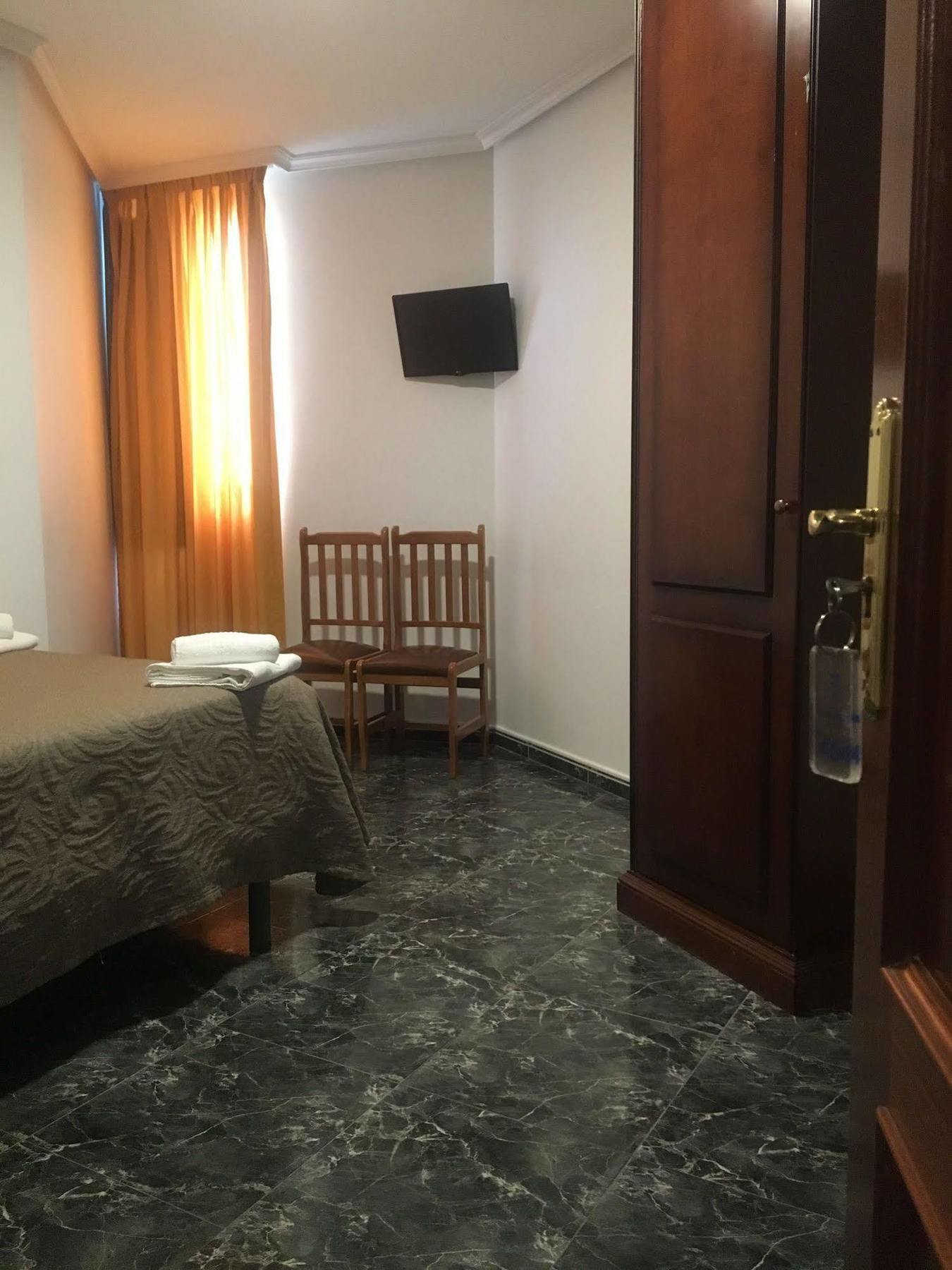 Hostal Conchita Legazpi Madrid Exterior foto
